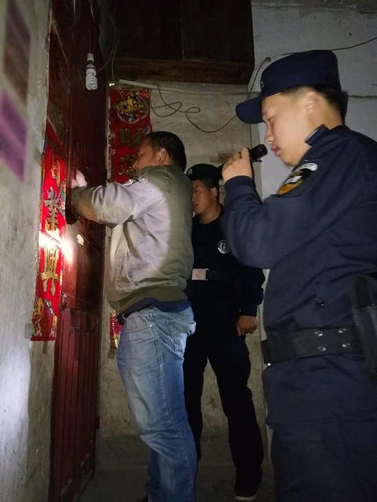 临沧粗心妈妈误将幼女锁家中 