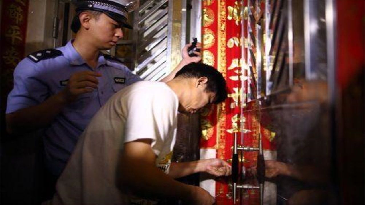 临沧请开锁师傅开了锁后，师傅